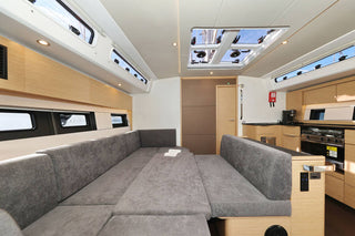 Elektrisch Absenkbarer Tisch Im Salon Auf Hanse 510 Tropea Für Hochsee Skipper Training Meilentoern In Kroatien