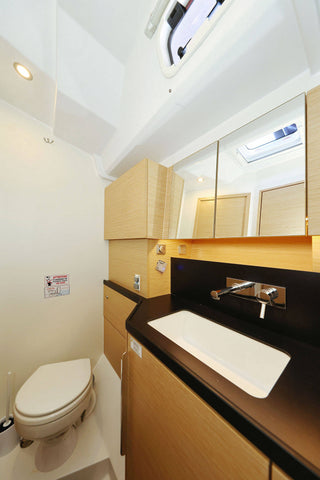 Grosszügiges WC Mit Elektrischer Toilette Und Lababo Auf Hanse 510 Tropea Für Hochsee Skipper Training Meilentoern In Kroatien