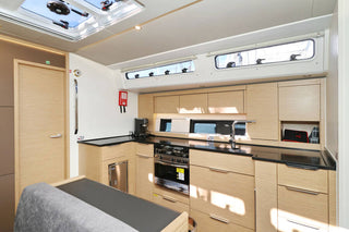 Grosse Einzelenküche Mit Viel Stauraum Auf Hanse 510 Tropea Für Hochsee Skipper Training Meilentoern In Kroatien