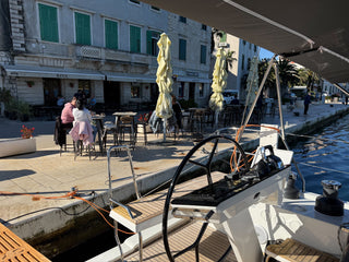 Hanse 510 Tropea An der Stadtpier In Stadt Vis Vor Strassen-Kaffee Auf Vis Bei Hochsee Skipper Training Meilentoern In Kroatien