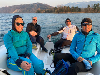 Glückliche Segelschüler im Segelmanöver beim Intensivkurs Zürichsee
