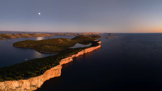 Eines Der Letzten Kaum Berührten Und Einsamen Flecken Am Mittelmeer Bei Sonnenuntergang Und Mit Mond Uvala Mir Talascica Nationalpark Dugi Otok Und Kornaten Von Oben Im November Mit Hanse 510 Tropea Bei Hochsee Skipper Training Meilentoern In Kroatien