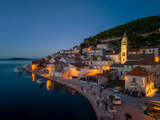 Stadtteile Kut In Vis Stadt Bei Nacht Drohnenaufnahme Von Oben Bei Hochsee Skipper Training Meilentoern In Kroatien